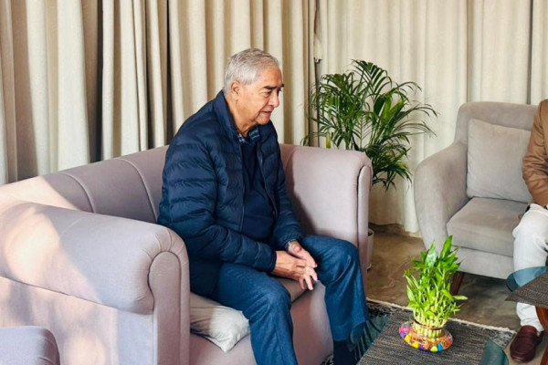 सञ्चारमन्त्री खरेलले भेटे देउवा, के भयो कुराकानी ?